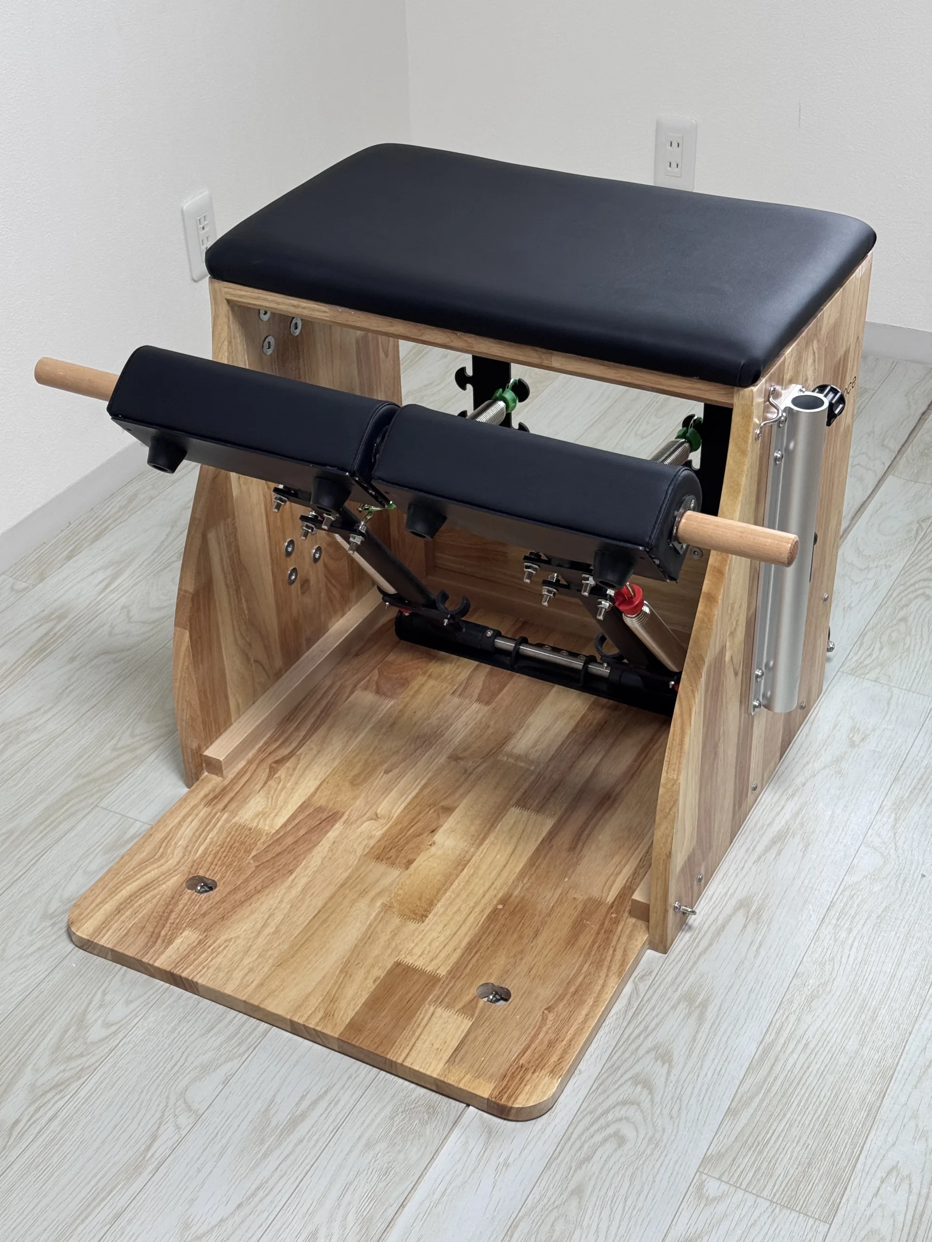 専門マシンを使った姿勢改善ピラティスの器具（チェア）