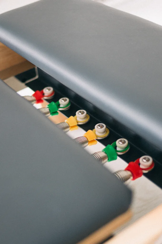 負荷を細かく調整できるマシンピラティスのスプリング部分（リフォーマー）
